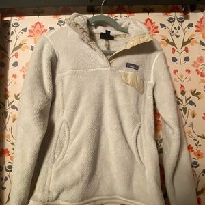 Patagonia cream fleece pullover with snaps